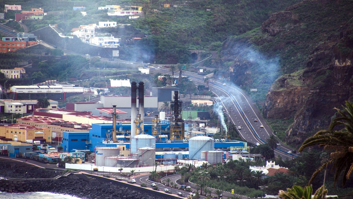 Diesel-Kraftwerk auf den Kanarischen Inseln. Die Reduktion der Ruß-Emissionen wäre ein Beitrag zum Gesundheits- und Klimaschutz.