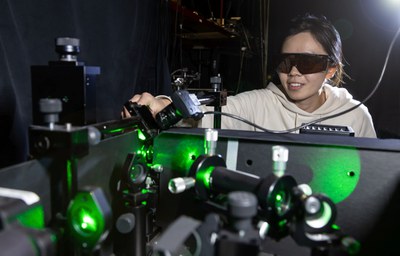Dr. Genghua Yan am HDR-Photolumineszenz-Messplatz