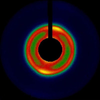 Streubild eines Flüssigkristalls, das bei einem Experiment mit wechselnden Scherspannungen aufgezeichnet wurde.