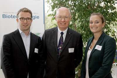 Stifter Prof. Christian Wandrey (Mitte) mit den diesjährigen Preisträgern Monika Krystof und Simon Boecker