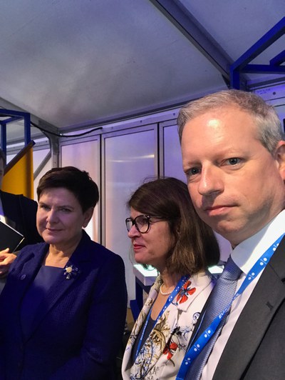 Prof. Katrin Amunts und Chris Ebell mit der polnischen Ministerpräsidentin Beata Szydło am Stand des Human Brain Projects