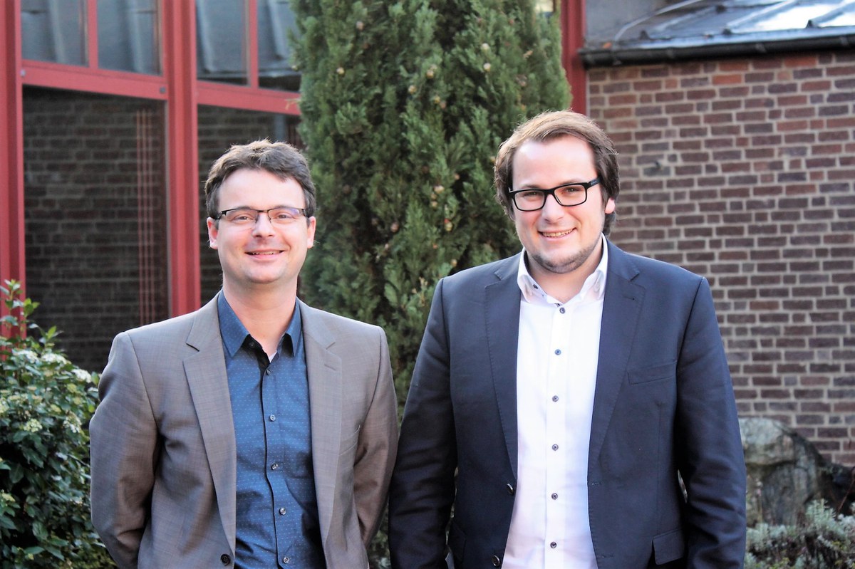 Dr. Stephan Noack (links) und Dr. Felix Jakob vor einem Backsteingebäude