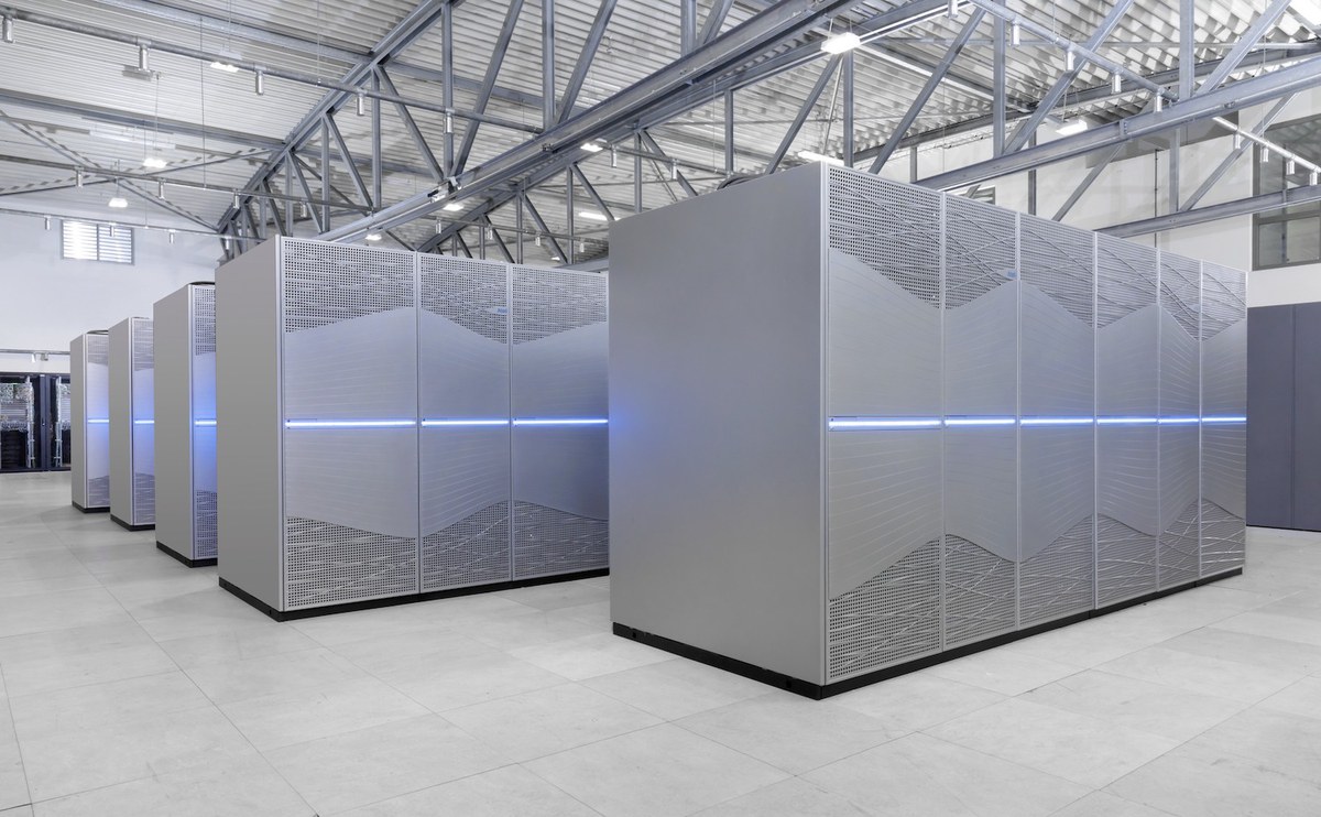 Der Superrechner JUWELS in der Rechnerhalle des JSC