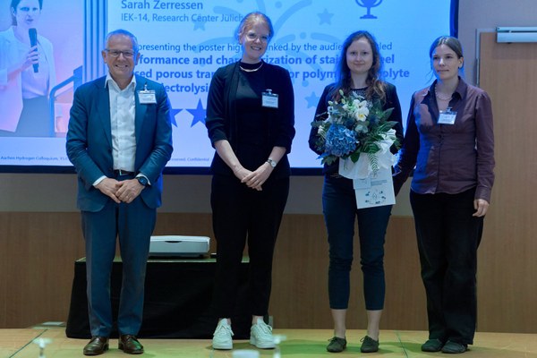 Sarah Zerressen (3rd from left) is awarded for her poster.