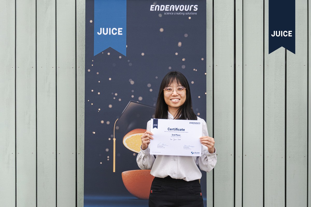 H2Cycle: Wissenschaftlerin vor JUICE Hintergrund