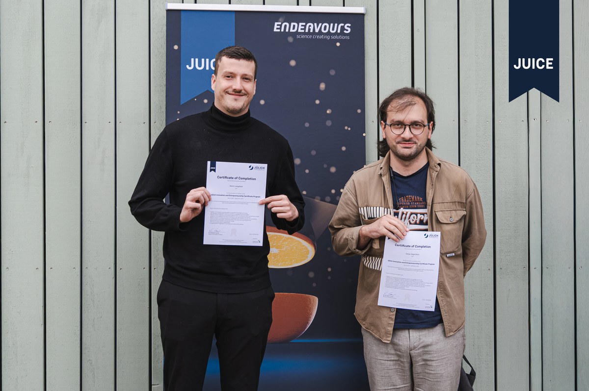 Team Neurosense vor JUICE Hintergrund