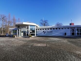 Haupteingang_Rechte FZJ.jpg