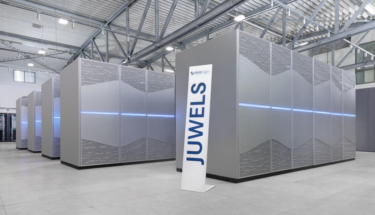 Supercomputer JUWELS in der Rechnerhalle des JSC